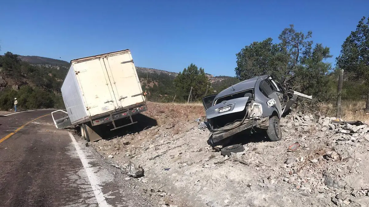 Muere hombre en accidente carretero